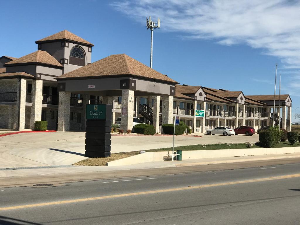 Quality Inn I-10 East Near Frost Bank Center San Antonio Bagian luar foto