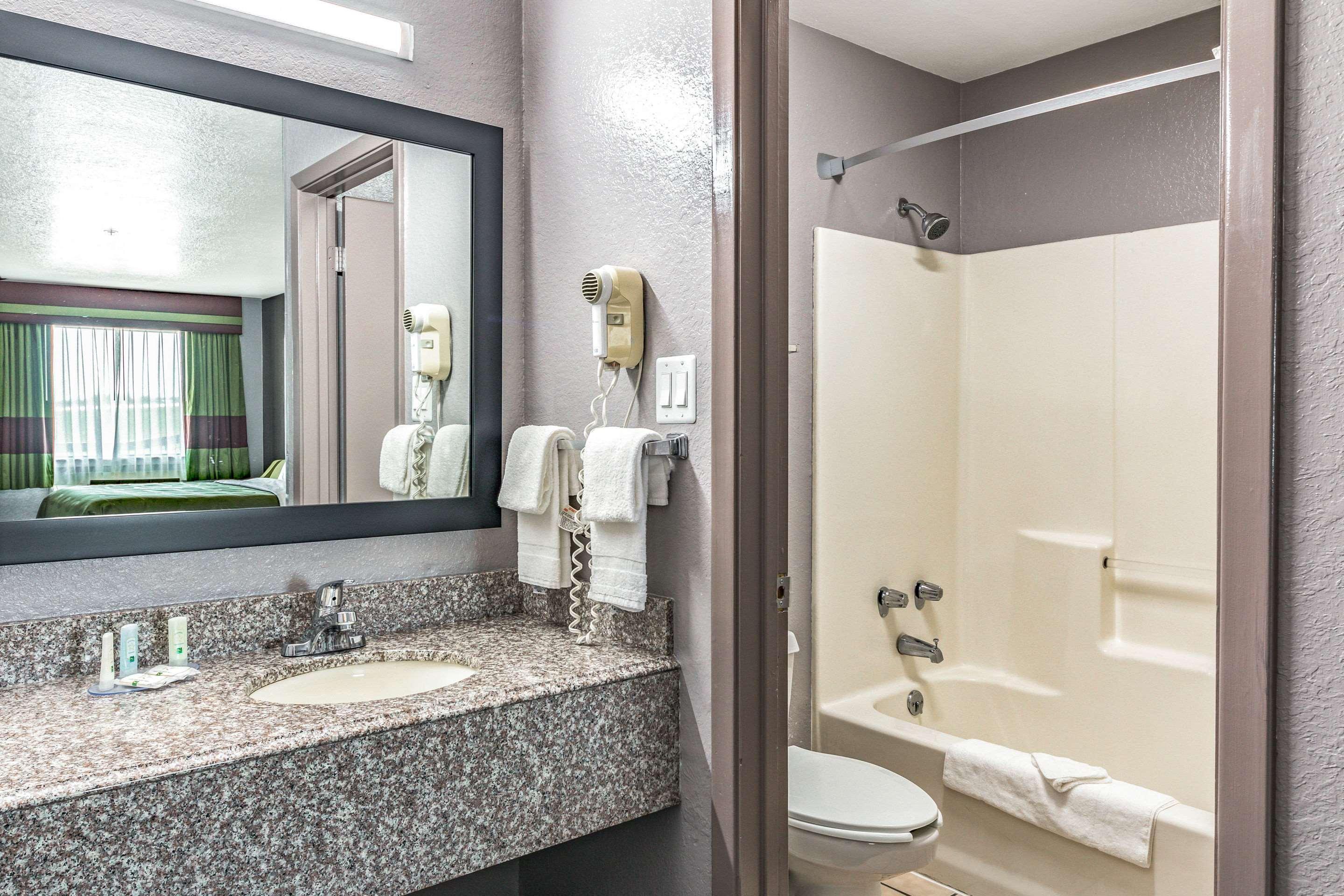 Quality Inn I-10 East Near Frost Bank Center San Antonio Bagian luar foto