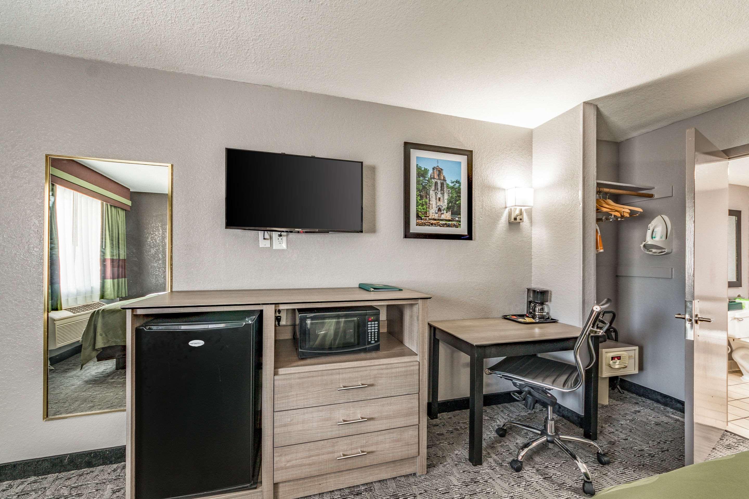 Quality Inn I-10 East Near Frost Bank Center San Antonio Bagian luar foto