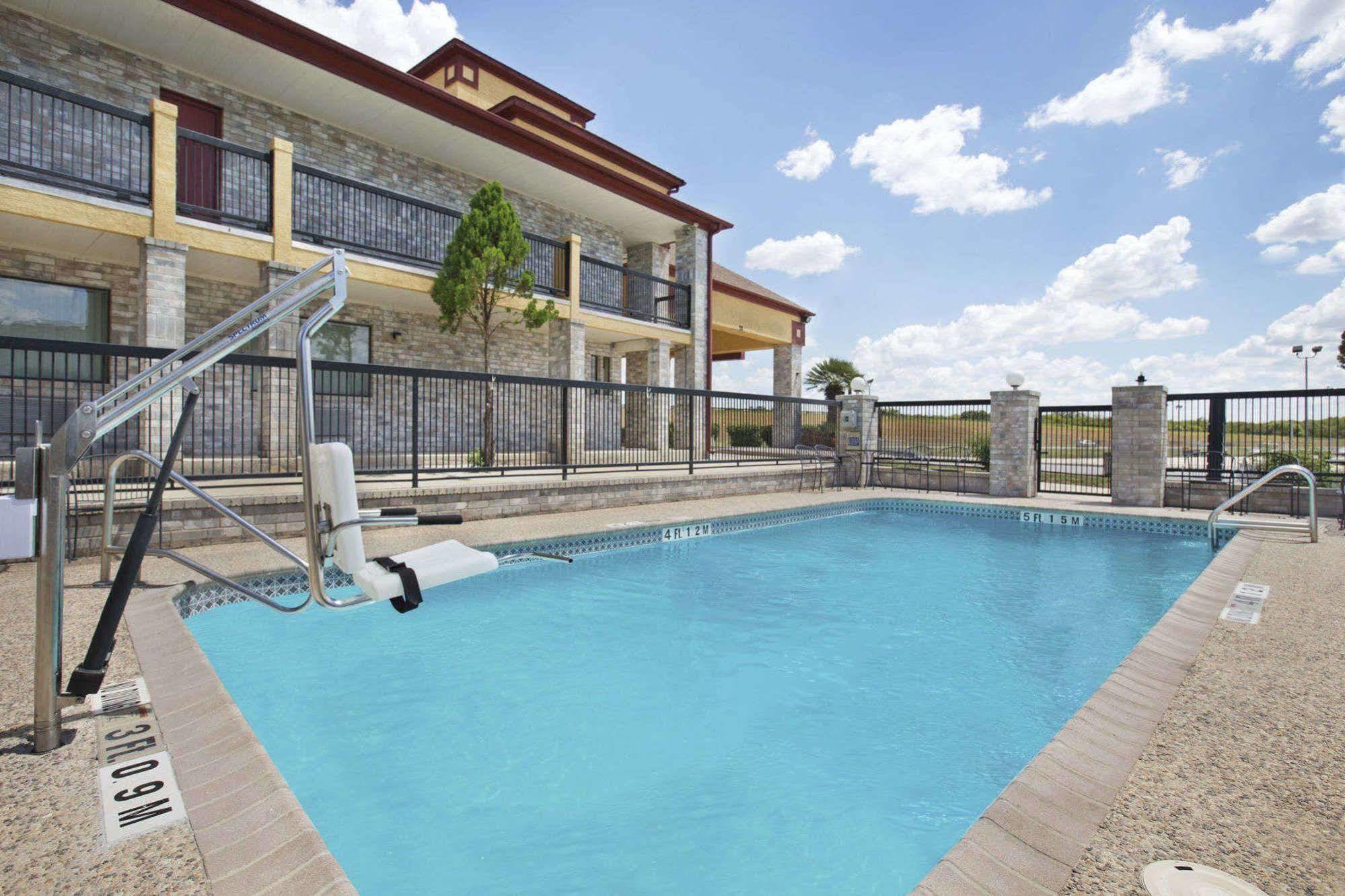 Quality Inn I-10 East Near Frost Bank Center San Antonio Bagian luar foto